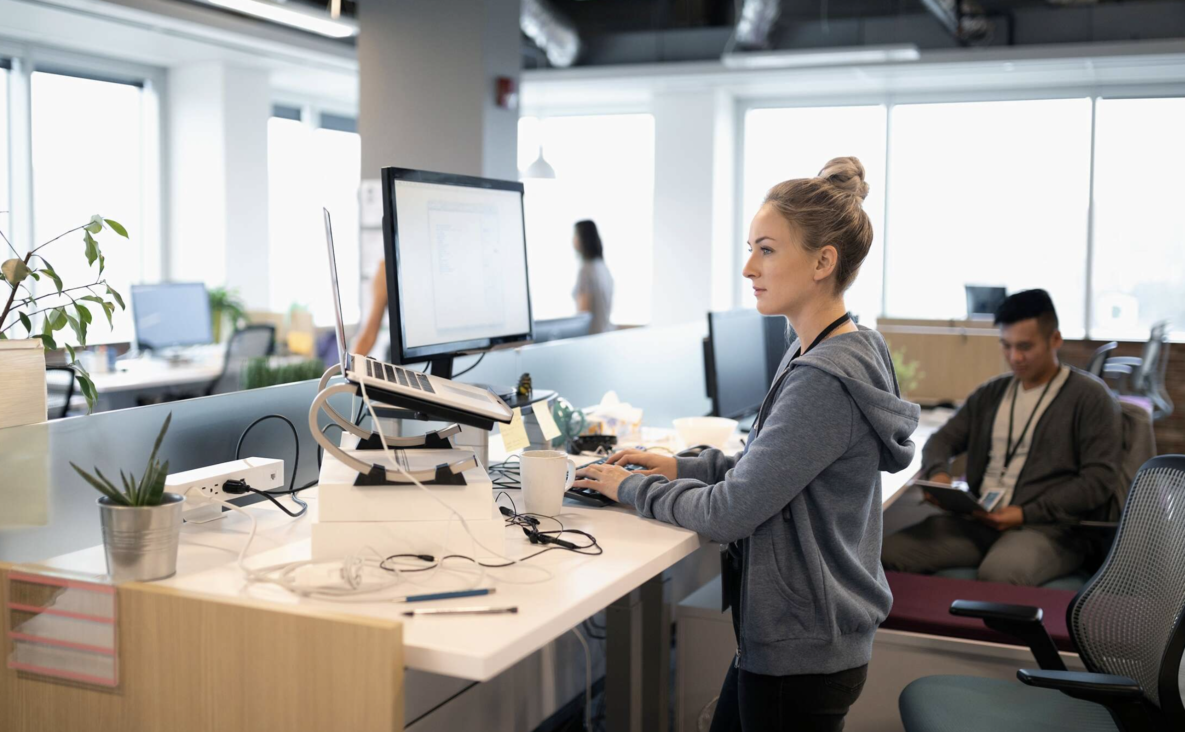 WHAT ARE THE BENEFITS OF A STANDING DESK?